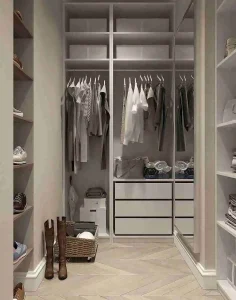 Um closet moderno e bem iluminado, com prateleiras perfeitamente arrumadas utilizando caixas organizadoras de tecido e acrílico.